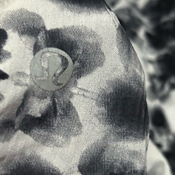 Lululemon tiedye 4” Groovy Run Shorts size 6 - Picture 3 of 4